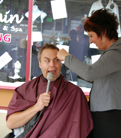 New Moon MC Steve Smith — always a ham — mugs for the camera as he gets his hair cut by Bea Eliuk of Escape Within. David F. Rooney photo