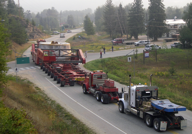 The transporter carrying the Unit 5 turbine reaches Big Eddy Road and moves towards the Highway 23S intersection with the Trans-Canada Highway and its final destination: the Revelstoke Dam. Photo courtesy of Jim Sharp