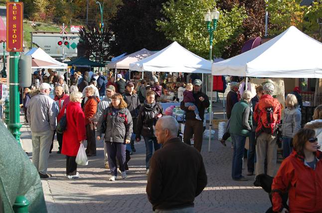 The chilly temperatures on Saturday certainly didn't keep people away from the Farmer's Market. David F. Rooney photo
