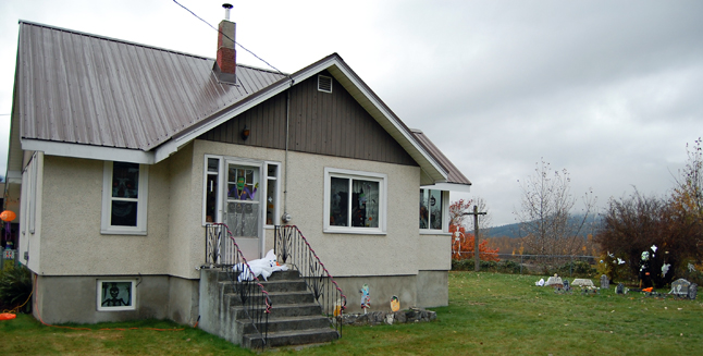 The home of Sheryl McInnes and Debbie Ife at the corner of Front and Wilson crouches above the riverbank and, in the right light, even looks a little forbidding, with its windows decorated with skulls and giant spiders and, in the back yard...