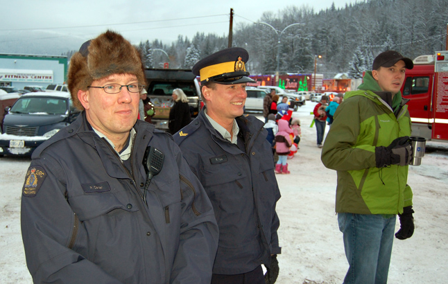 Auxiliary Constable Paul Carter and the regular Force's Cpl. Rod Wiebe enjoyed the show Tuesday. David F. Rooney photo