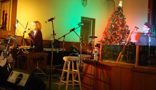 Shannon Gaye (left) and keyboardist Kristian Alexandrov warm up the crowd that packed the United Church for Wednesday evening's Singing for Supper concert, featuring Tom Jackson. David F. Rooney photo