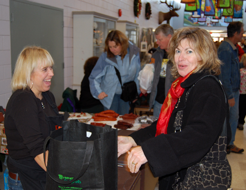 Celes Van der Mere (left) chats with school teacher LInda Dickson at the market. David F. Rooney photo