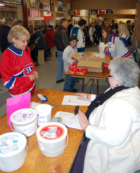 Catherine Bell of the Revelstoke Hockeyville Committee (right) talks with a supporter at the Committee's table on the concourse at the Forum. The Committee is very pleased with the level of support the big has achieved and hopes people will make one last push to file their stories before its all over — for this stage of the national competition — at midnight on Monday. David F. Rooney photo 