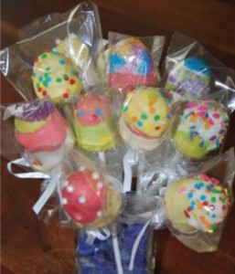 A bouquet of cake pops makes a nice centrepiece or gift. Sit the pops in a vase with glass chips, pie weights or sand, or floral styrofoam, to ensure stability.