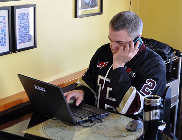 Steve Smith, the Revelstoke Grizzlies volunteer business manager, votes online at the Nomad Cafe on Saturday. David F. Rooney photo