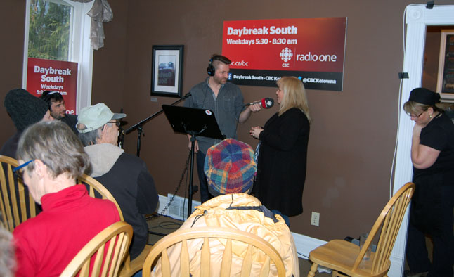 Walker talks with local songstress Joanne Stacey as Shelley Klassen (right) and other guests and spectators at Main Street Cafe listen in. Joanne talked about country music, songwriting and the allure of Revelstoke. David F. Rooney photo