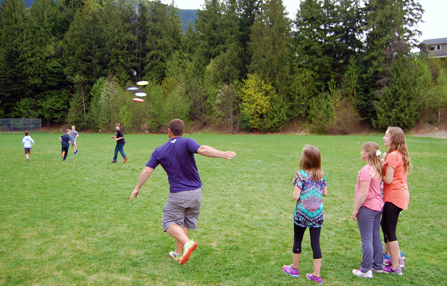 World Champion frisbee player Rob McLeod tosses four of the flying discs at once during a session with Grade Seven students at Columbia Park Elementary School on Thursday, April 30. McLeod was in Revelstoke for two days to work with kids and talk to them about the importance of being themselves. As a motivational speaker he specializes in talking about bullying and the importance of pursuing your passion. David F. Rooney photo 