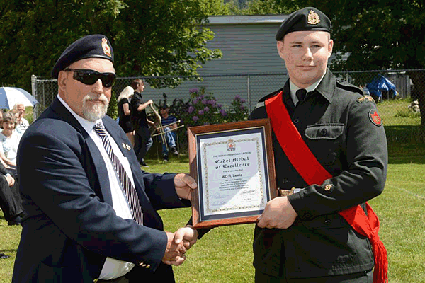 WO Robert Lewis receives the Royal Canadian Legion Medal of Excellence. Wayne Emde Photography