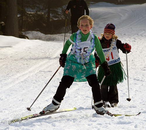 Kiira Jaakkola keeps Sophie van Oort going full speed up a tough hill. Mike Thomas photo