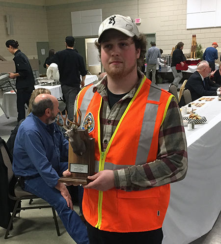 Bob Roggensack poses with his first-place mule deer award )168 3/8. David F. Rooney photo