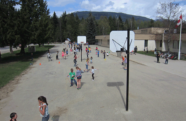 Here were lots of Arrow Heights Elementary school kids having fun jumping rope. Todd Hicks photo. Caption by Emily MacLeod and Amelie Delesalle