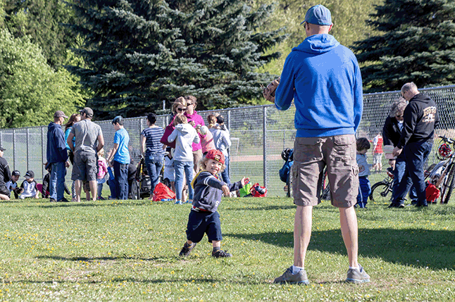 Tim Hills is teaching his young’un early! And just look at that form with that throw! Jason Portras photo